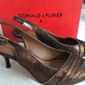 Donald J Pliner Frill-RM Bronze cracked metallic low heels | Size 6.5